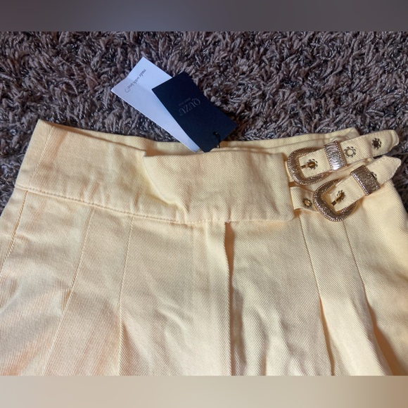 Quzu, light yellow cute buckle pleated shorts, size small - Picture 2 of 5
